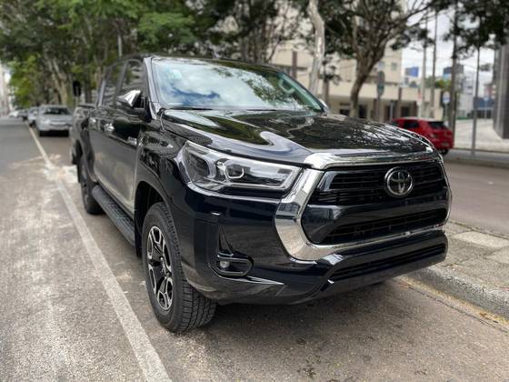 TOYOTA HILUX 2.8 D-4D TURBO DIESEL CD SRX 4X4 AUTOMÁTICO
